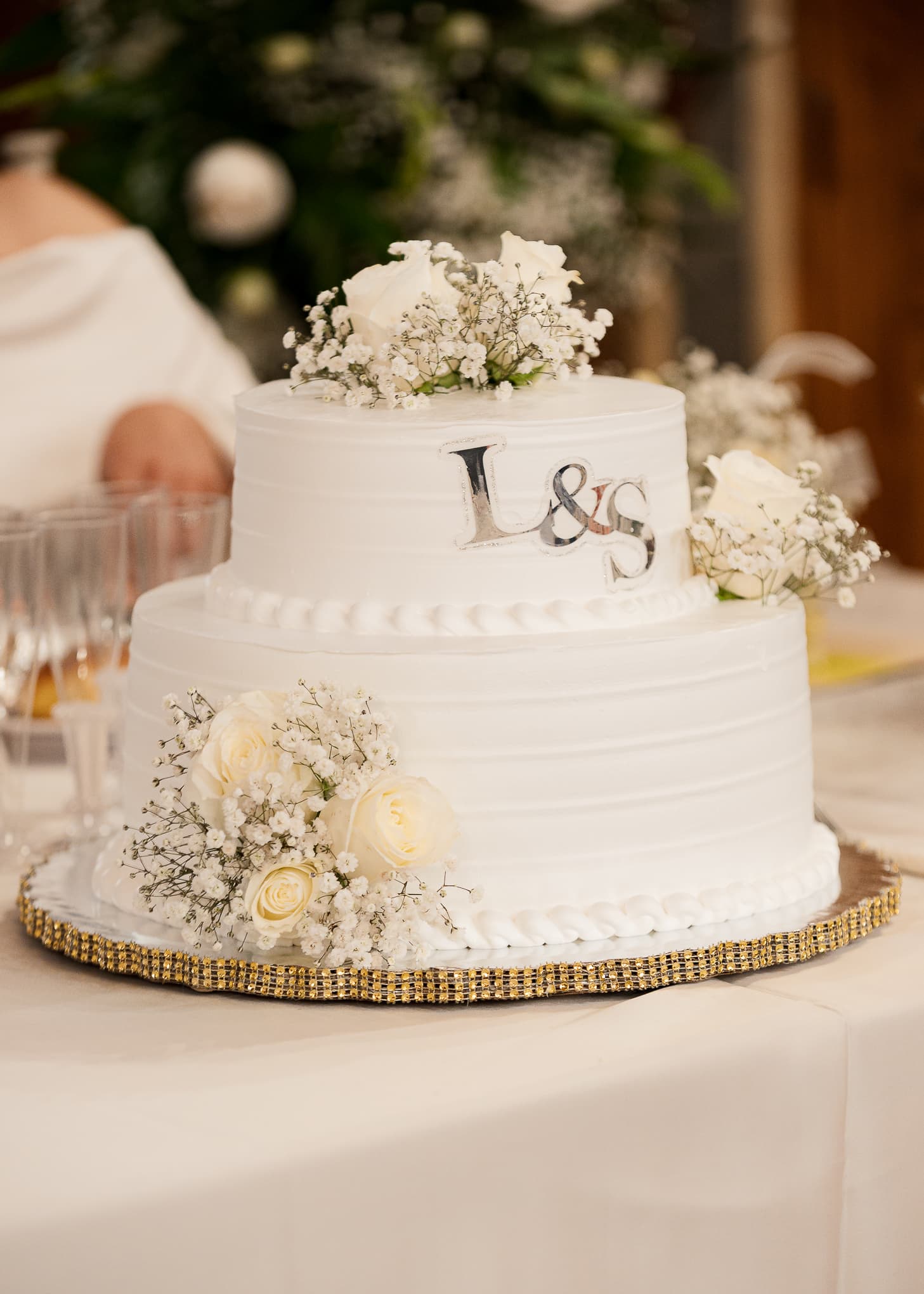 Pastel de boda con flores