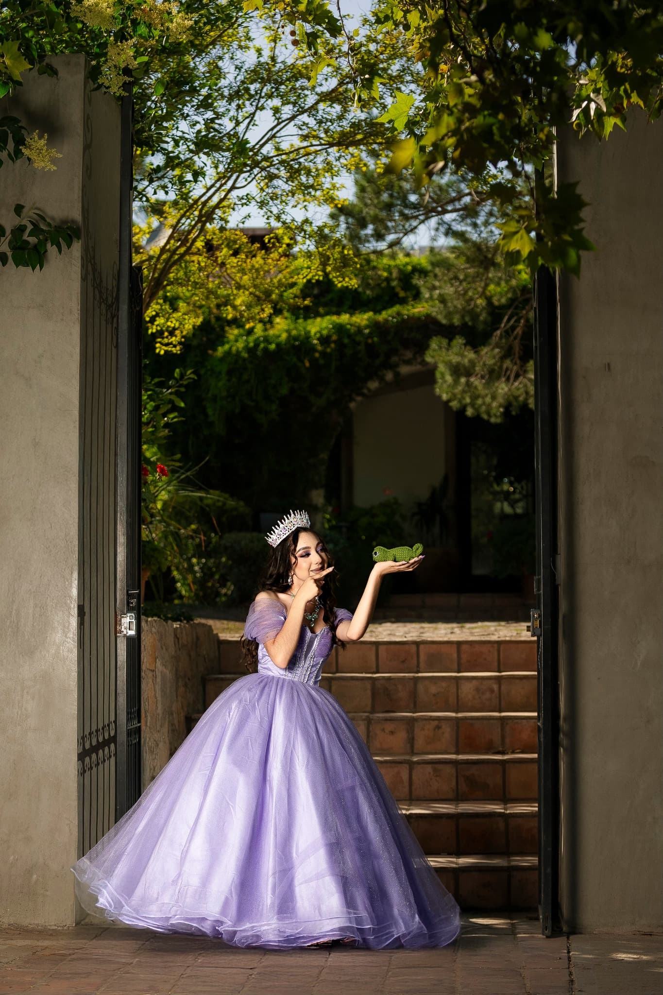 Sesion de quince anos en entrada de jardín con vestido lila