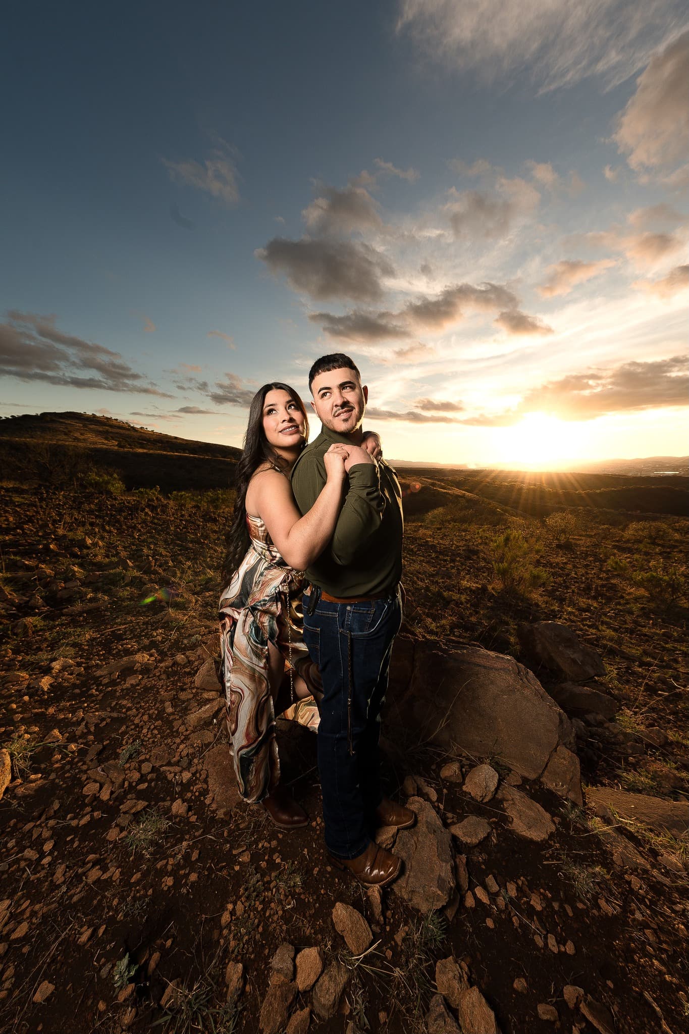 Sesion de pareja al atardecer en locacion abierta
