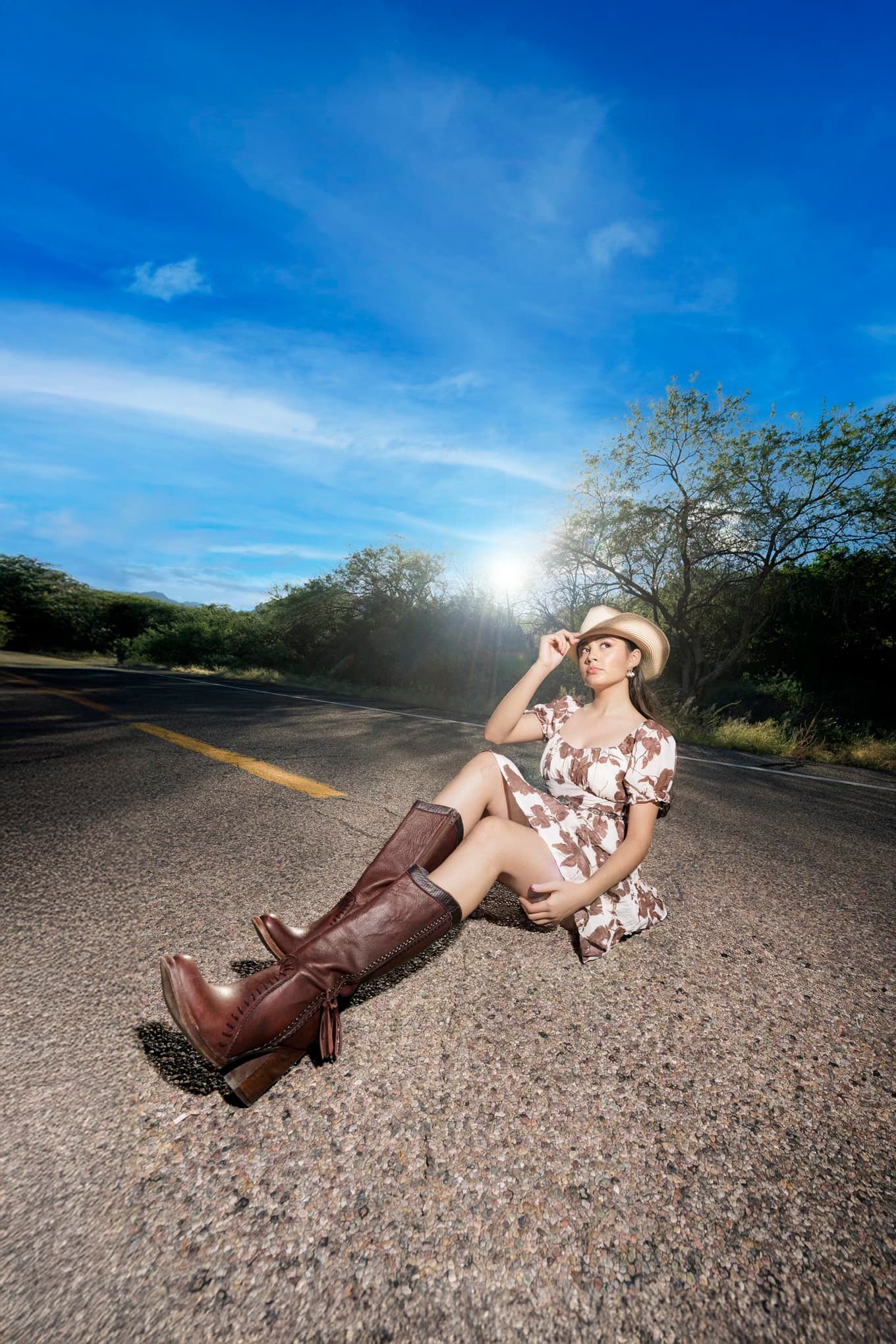 Retrato editorial en carretera con estilismo western