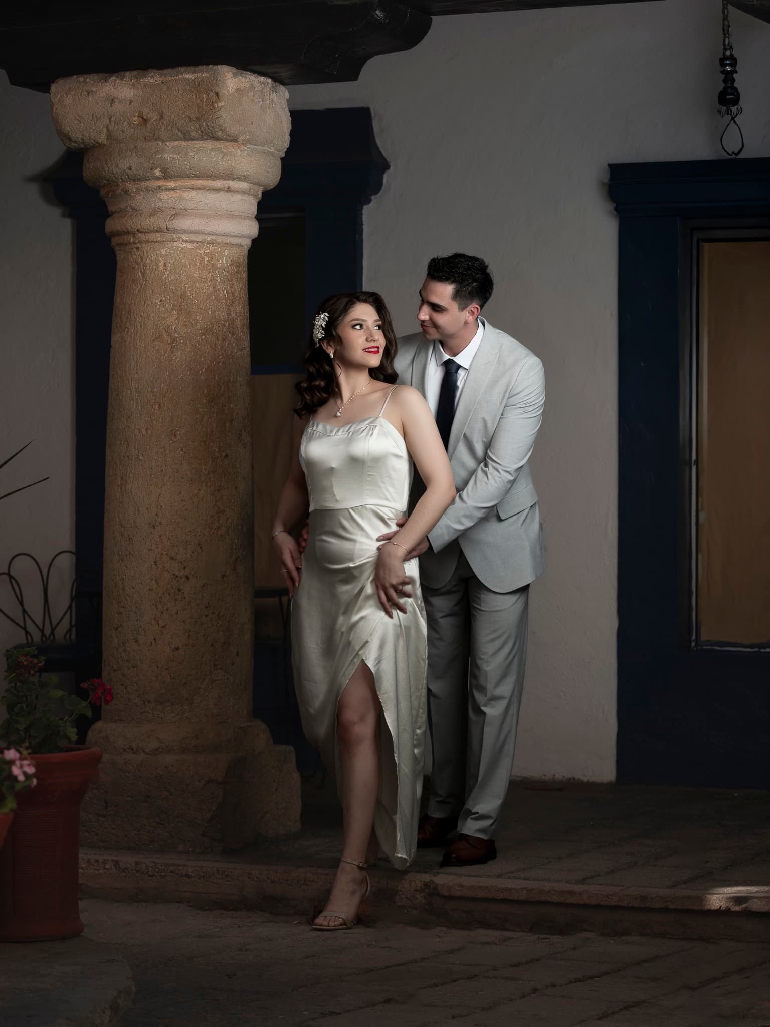 Sesion de pareja en locacion interior con arquitectura tradicional