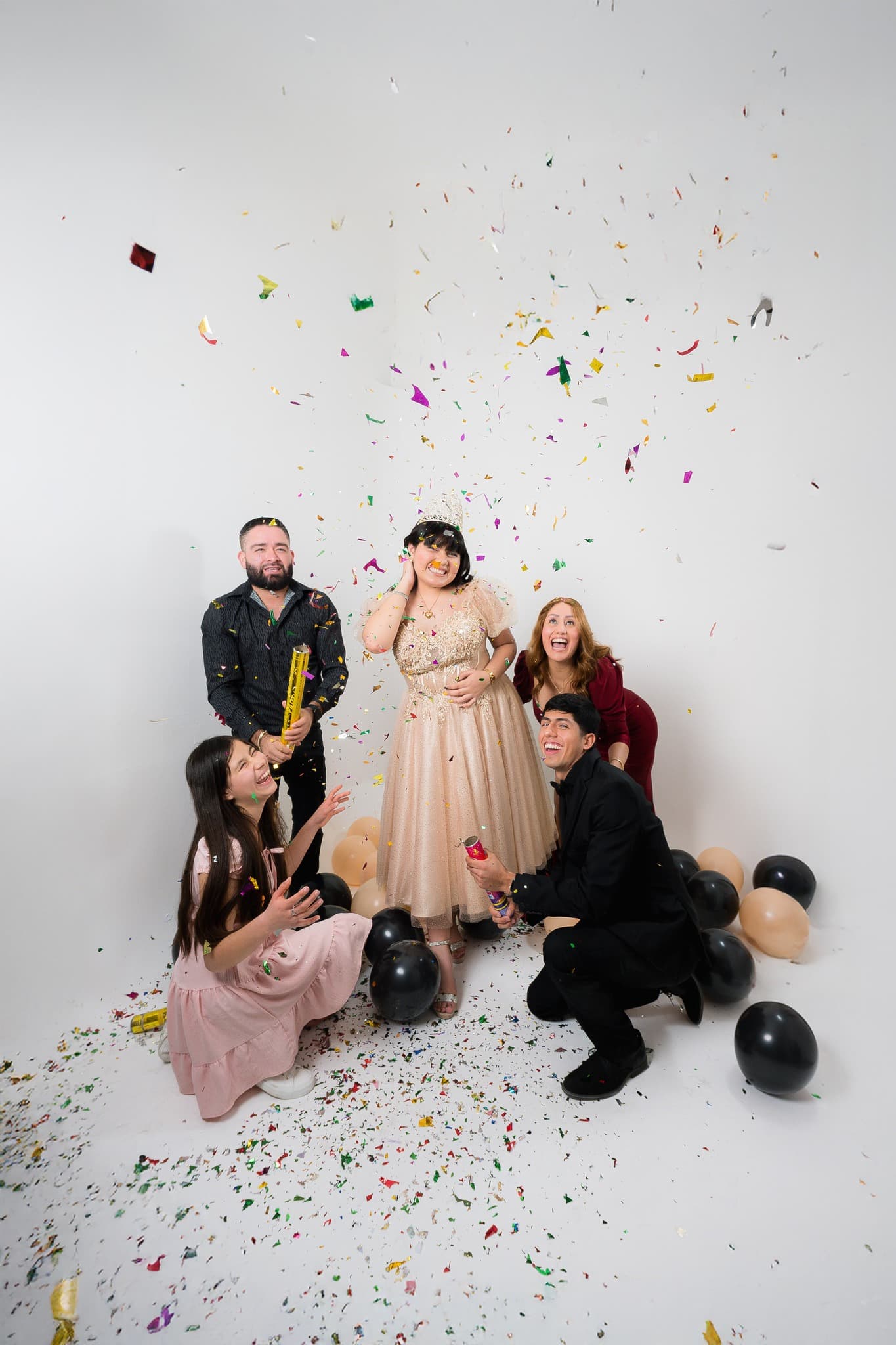 Sesion familiar celebrando con confeti en estudio