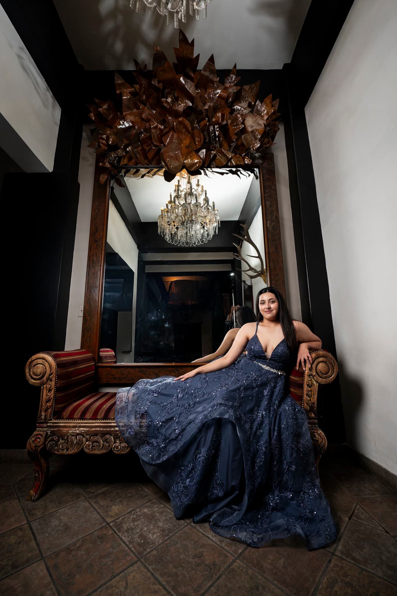 Retrato formal en interior con vestido azul oscuro